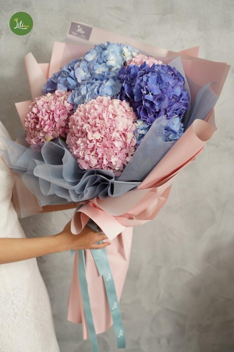 Bình cắm hoa tuyết mai kết hợp với một số loại hoa và lá khác để tạo điểm nhấn màu sắc và kết cấu
